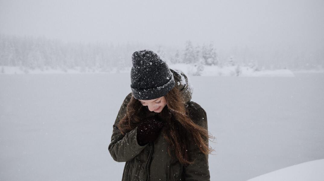 Γυναίκα στα χιόνια. Εκδρομή στο χιονοδρομικό