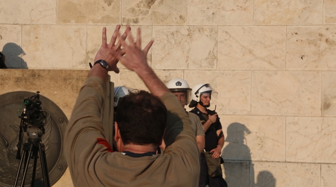 Άνδρας που μουτζώνει σε υγκέντρωση υπέρ του «όχι» στο Σύνταγμα - 2015