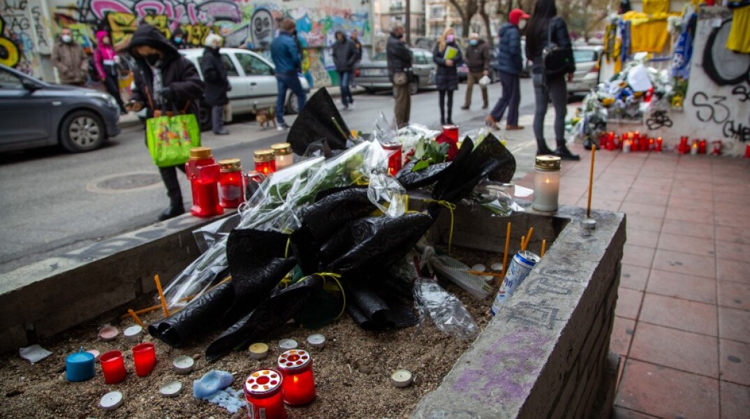 Το σημείο της δολοφονίας του 19χρονου Άλκη στη Θεσσαλονίκη - Λίγα λουλούδια και κεράκια στη μνήμη του