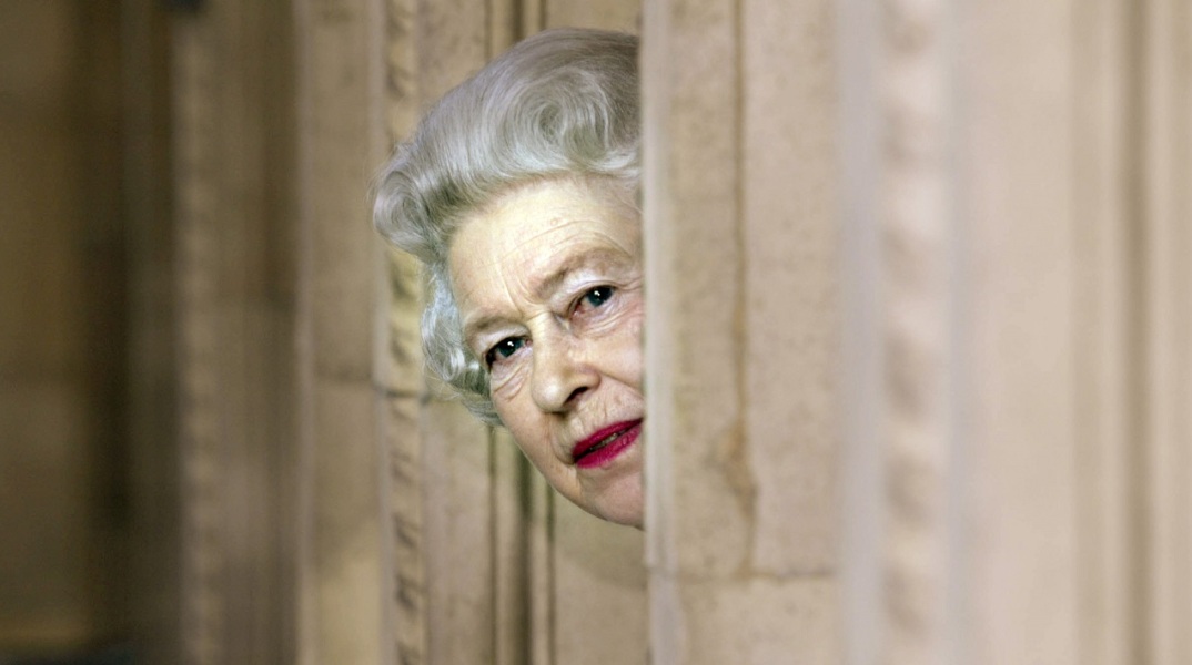 Η βασίλισσα Ελισάβετ II κοιτάζει σε μια γωνιά του Royal Albert Hall κατά τη διάρκεια μιας ξενάγησης στην αίθουσα συναυλιών, 2004