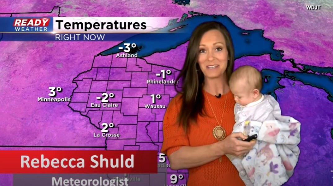 Η μετεωρολόγος του CBS 58 κρατά στην αγκαλιά της το μόλις 13 εβδομάδων μωρό της