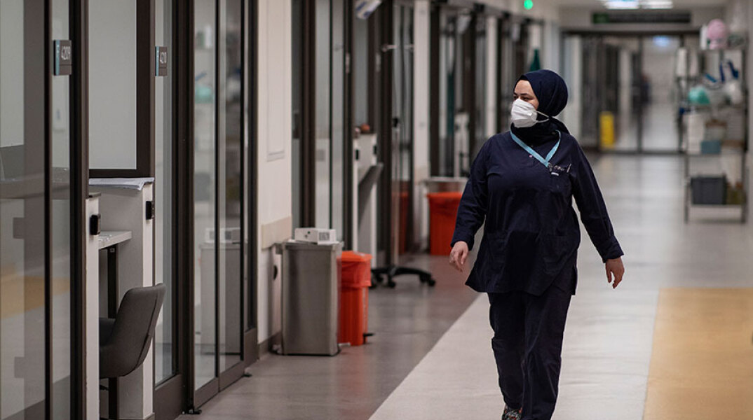 Νοσοκόμα με μάσκα για κορωνοϊό σε νοσοκομείο στην Κωνσταντινούπολη