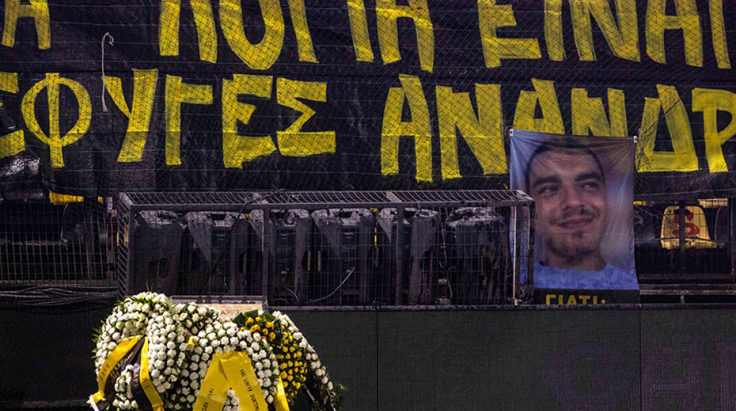 Πανό και φωτογραφία του 19χρονου Άλκη στο «Κλεάνθης Βικελίδης»