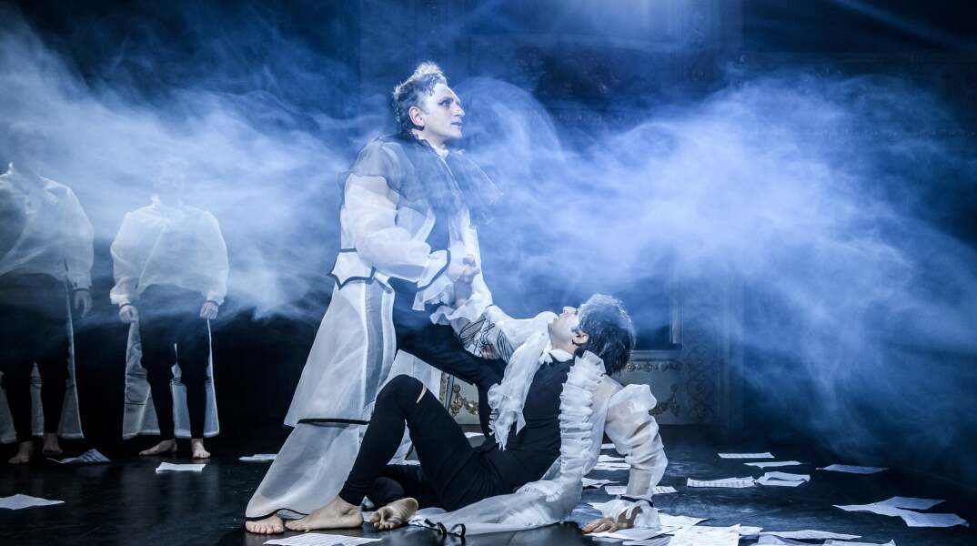 Ηθοποιοί στη θεατρική παράσταση "Αμαντέους"