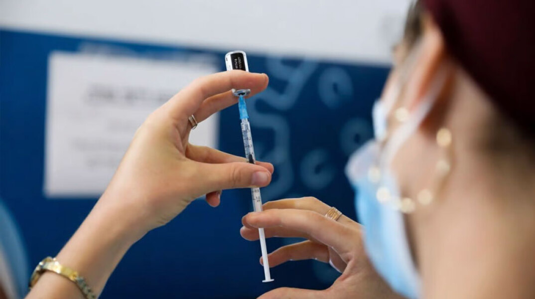 Υγειονομικός ετοιμάζει εμβόλιο για τον κορωνοϊό