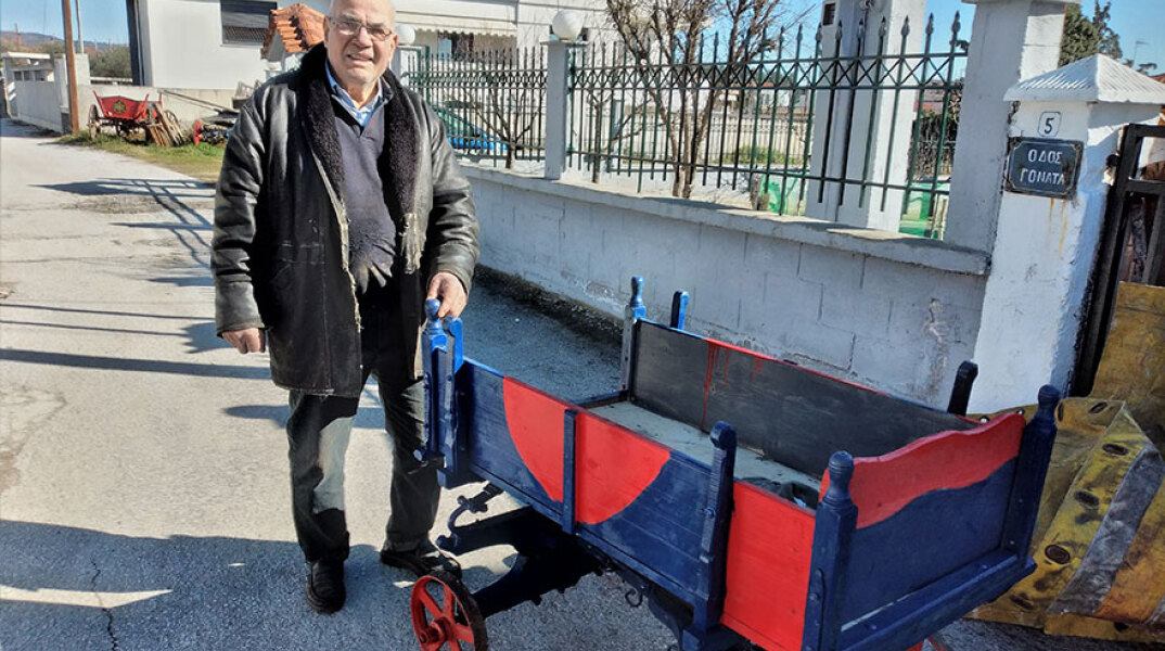 Ο Κωνσταντίνος Κοπέλης στη Θεσσαλονίκη με ένα από τα κάρα που έφτιαξε