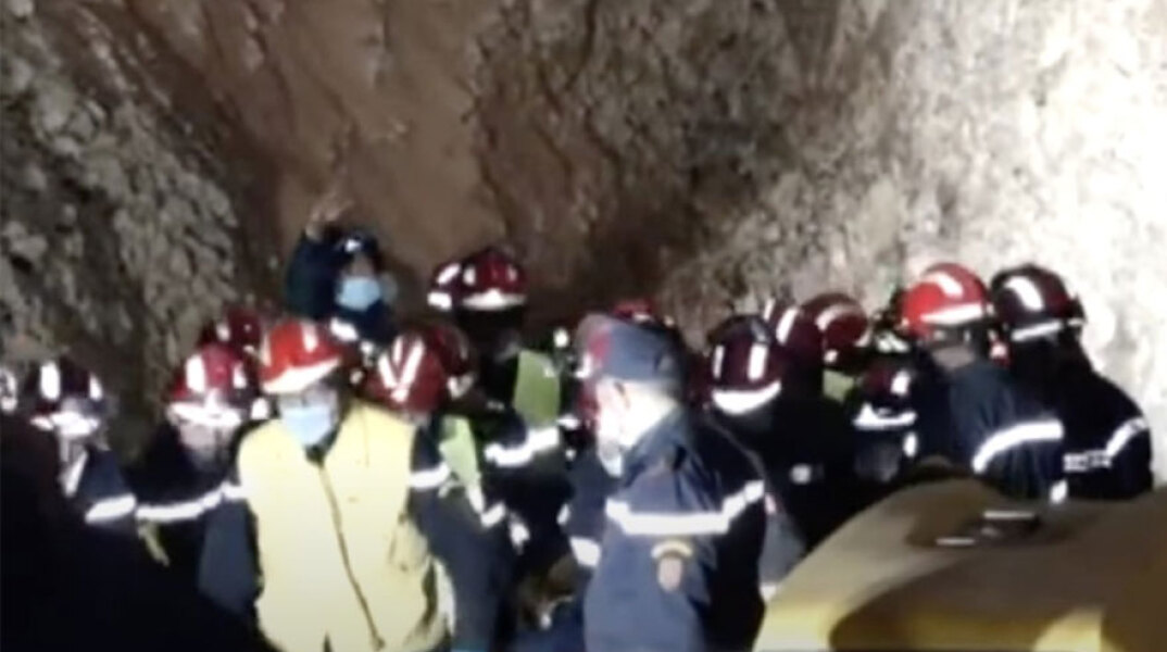Διασώστες στο Μαρόκο απομακρύνουν νεκρό από το πηγάδι τον 5χρονο Ραγιάν