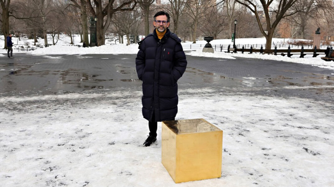 Ο χρυσός κύβος στη Νέα Υόρκη και ο δημιουργός του στο Σέντραλ Παρκ