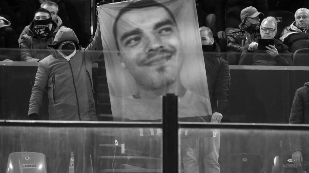 Πανό με τη φωτογραφία του 19χρονου Άλκη Καμπανού που δολοφονήθηκε στη Θεσσαλονίκη - Σύσκεψη στο Μαξίμου