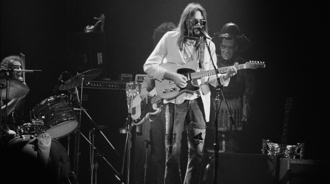 Ο Neil Young παίζει με τους The Santa Monica Flyers στο Rainbow Theatre, Λονδίνο, 5 Νοεμβρίου 1973