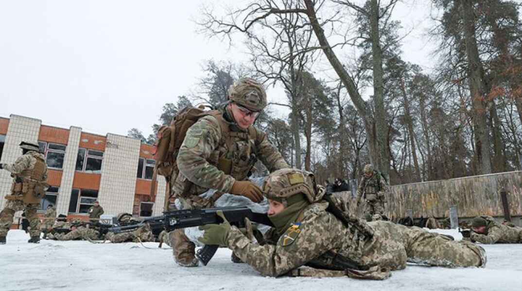 Στρατιωτική άσκηση του ουκρανικού στρατού κοντά στο Κίεβο © EPA/SERGEY DOLZHENKO  