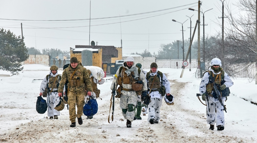 Ουκρανοί στρατιώτες ετοιμάζονται για άσκηση
