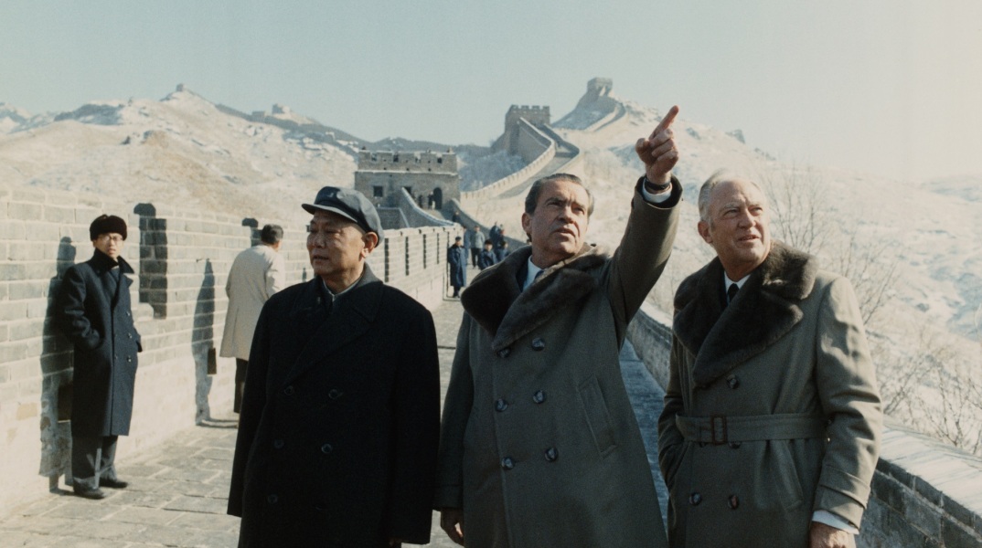 Ο Πρόεδρος Νίξον και ο υπουργός Εξωτερικών Ουίλιαμ Ρότζερς με τον Κινέζο αναπληρωτή πρωθυπουργό Λι Σιαννιάν κατά τη διάρκεια επίσκεψης στο Σινικό Τείχος της Κίνας