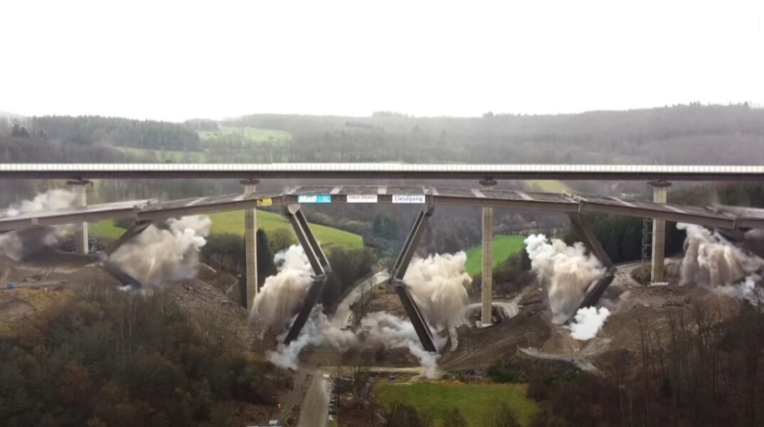 Στιγμιότυπο από την κατάρρευση της οδογέφυρας Rinsdorf στη Γερμανία