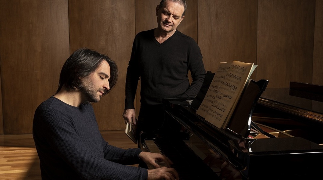 Ο πιανίστας Μάνος Κιτσικόπουλος και ο δημοσιογράφος Μάκης Προβατάς. 