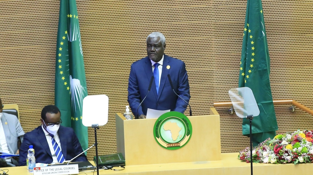 Ο πρόεδρος της Επιτροπής της Αφρικανικής Ένωσης Moussa Faki Mahamat μιλάει κατά την 35η σύνοδο της Συνόδου Κορυφής της Αφρικανικής Ένωσης