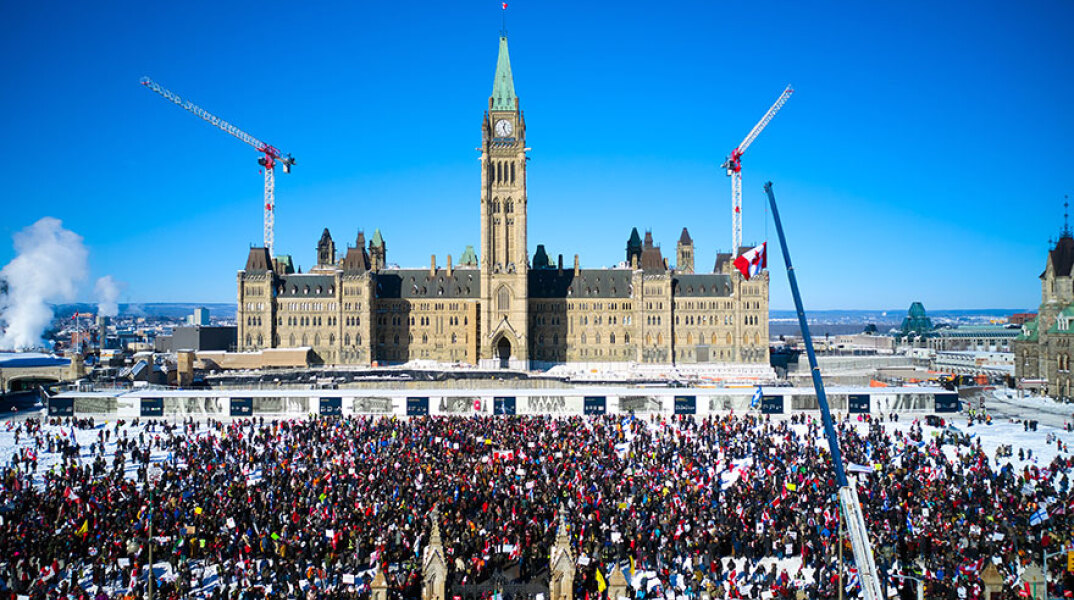 Διαδηλωτές μπροστά από το Κοινοβούλιο στην Οτάβα του Καναδά