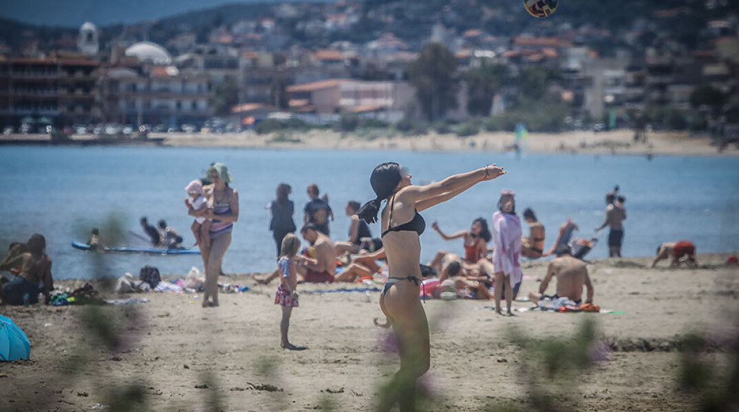 Λουόμενη παίζει βόλεϊ σε παραλία στη Λούτσα