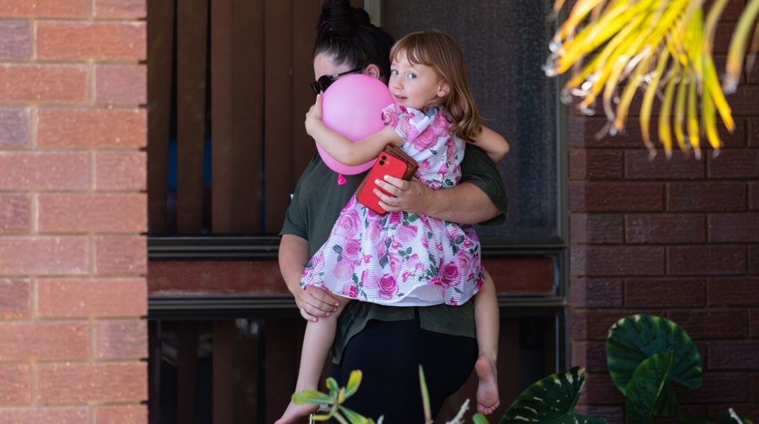 Η 4χρονη Κλίο Σμιθ μετά την αρπαγή της από σκηνή στην Αυστραλία