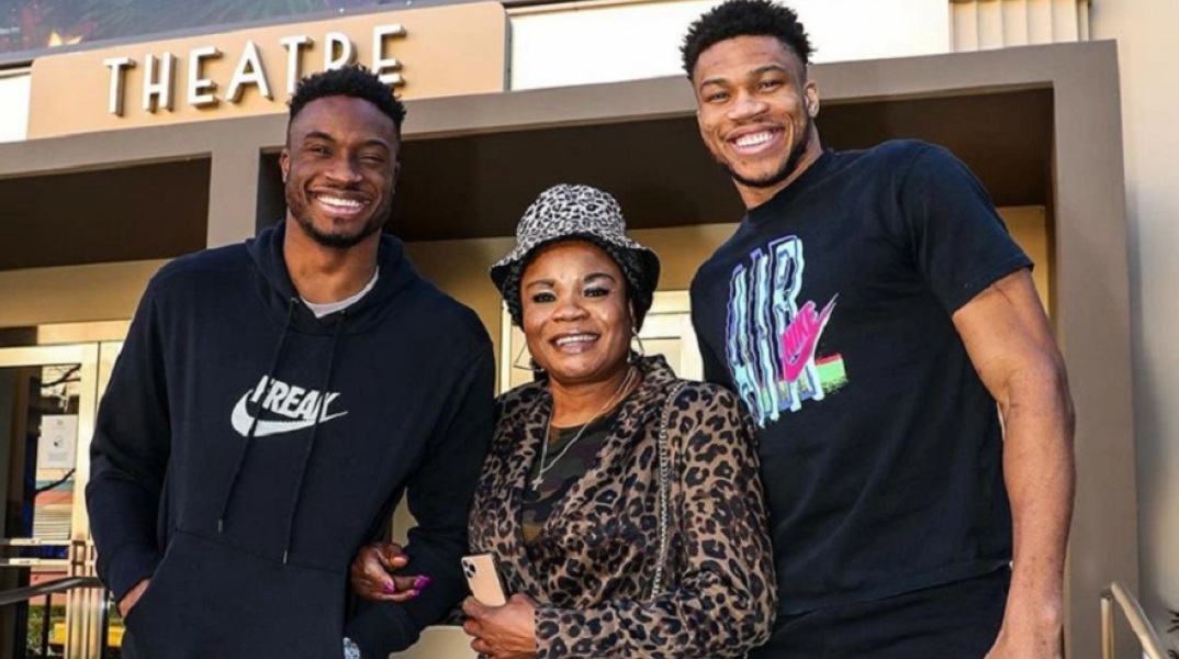 Ο Γιάννης Αντετοκούνμπο με τον αδελφό του και την μητέρα του