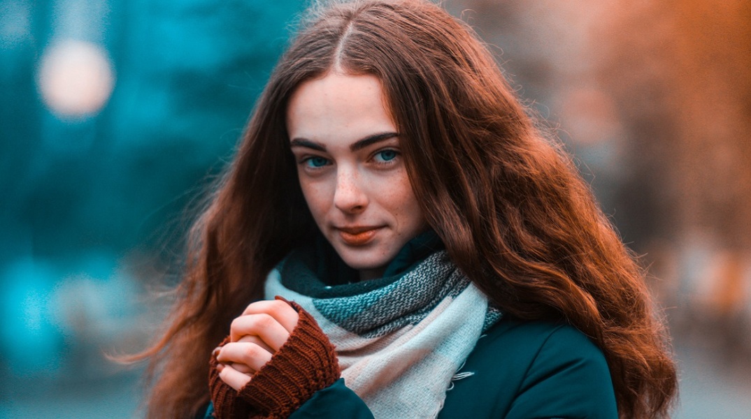 Ένα κορίτσι κοιτάζει την κάμερα. 