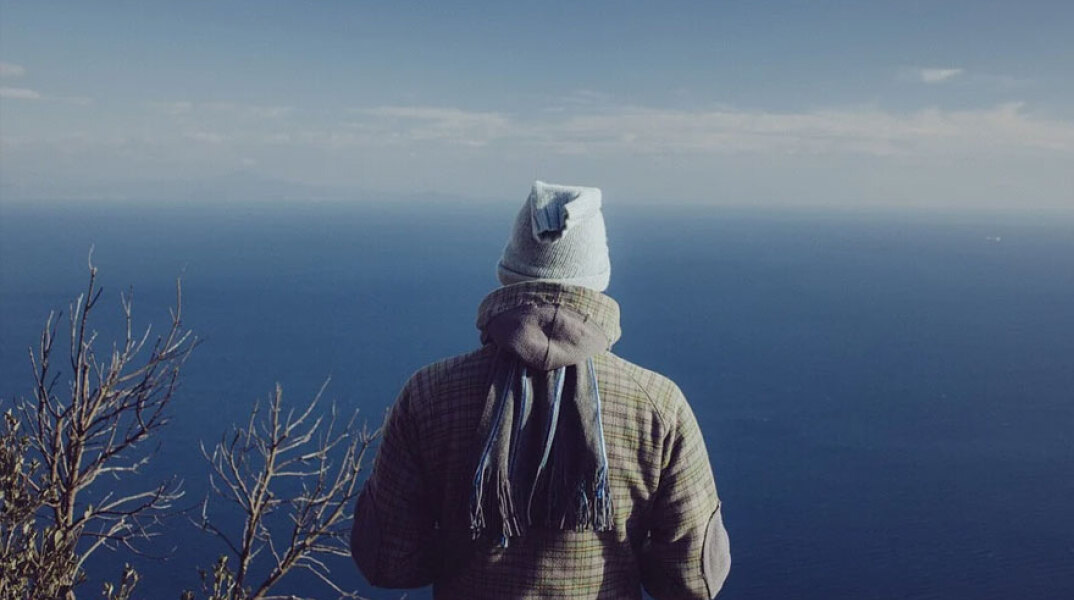 Άνδρας με σκούφο και κασκόλ για το κρύο