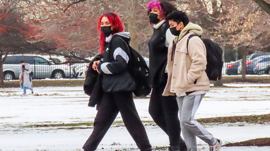 Μαθητές με μάσκα για κορωνοϊό έξω από σχολείο στο Σικάγο