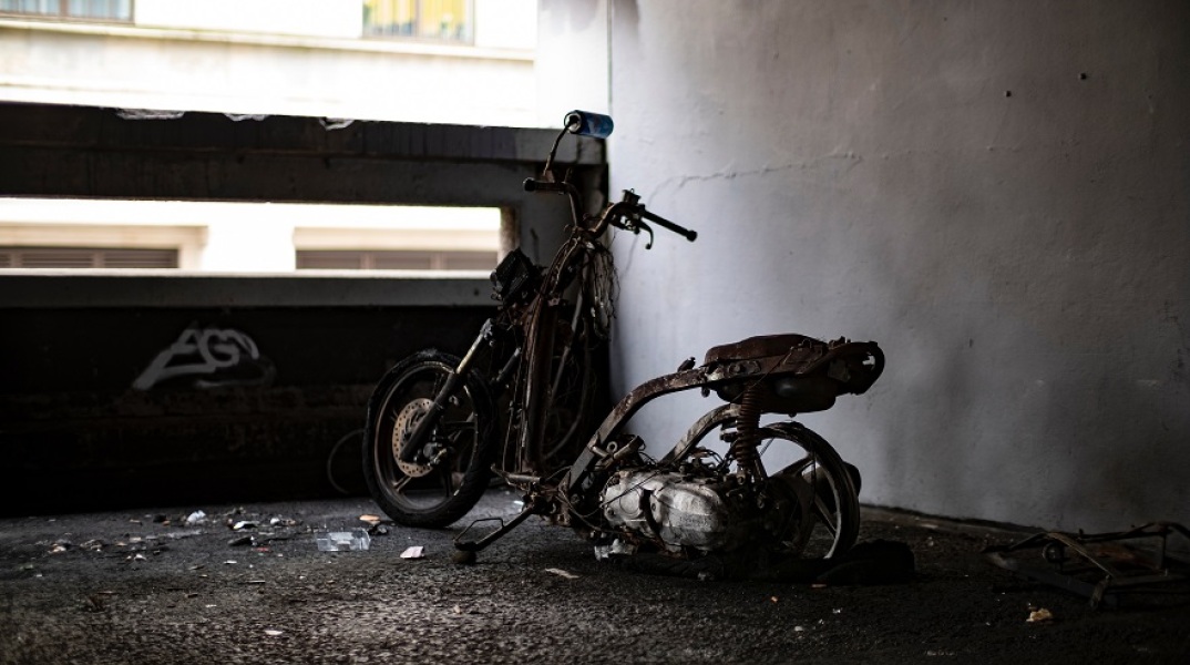 Βόλος: Τον απέρριψε και αυτός έβαλε φωτιά σε δύο δίκυκλα της οικογένειάς της