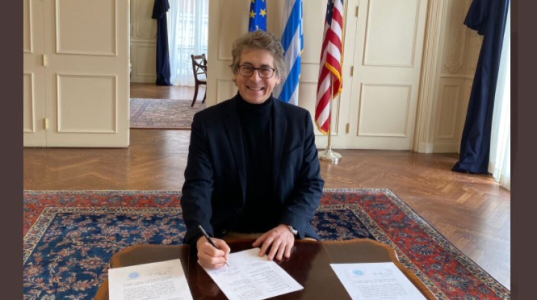 Ο σκηνοθέτης, Αλεξάντερ Πέιν, υπογράφει τα έγγραφα και γίνεται Έλληνας πολίτης