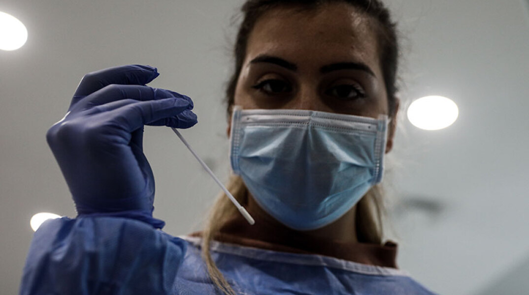 Υγειονομικός του ΕΟΔΥ διενεργεί rapid test για κορωνοϊό