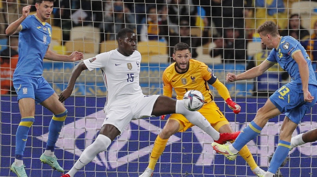 Ζουμά: Σοκαριστικό βίντεο με τον ποδοσφαιριστή της Γουέστ Χαμ να κλωτσάει και να χτυπάει την γάτα του