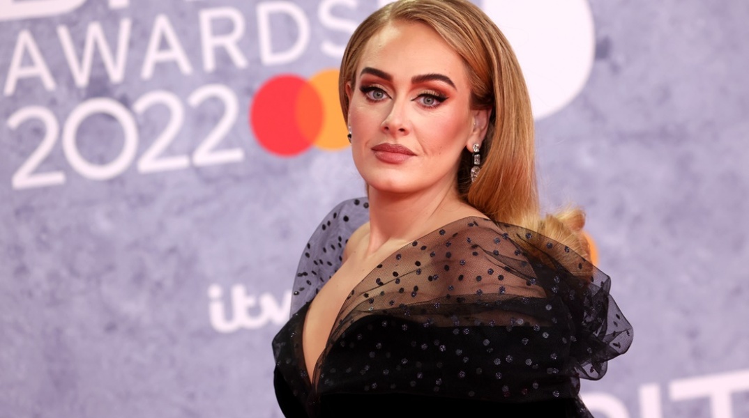 Η τραγουδίστρια Adele στην απονομή των BRIT Awards