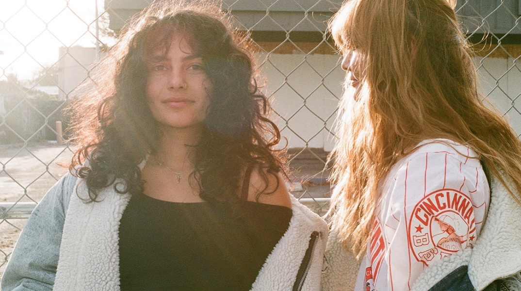 Δυο κορίτσια ποζάρουν στην κάμερα. 