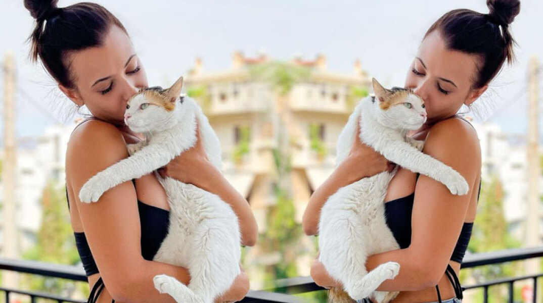 Η Λάουρα Νάργες με γάτα στην αγκαλιά