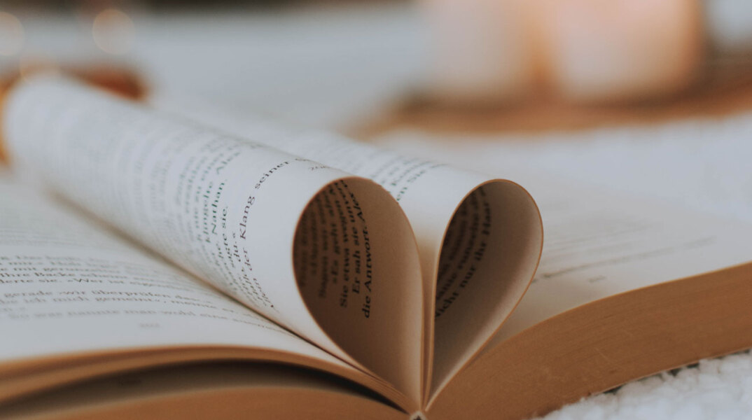 ΑΝοιγμένο βιβλίο με διπλωμένες σελίδες που σχηματίζουν καρδιά