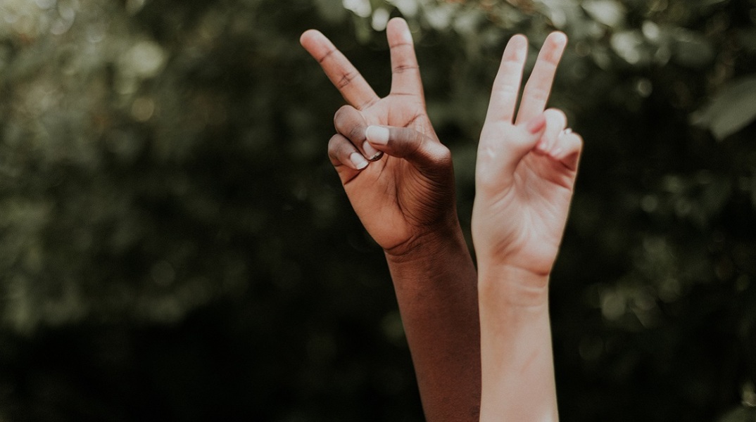 Δυο χέρια που κάνουν το σήμα της νίκης.