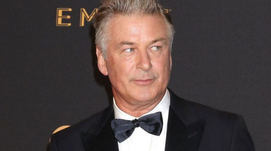 Ο ηθοποιός Άλεκ Μπάλντουιν επιστρέφει σε γυρίσματα τέσσερις μήνες μετά τον θανάσιμο τραυματισμό της διευθύντριας φωτογραφίας