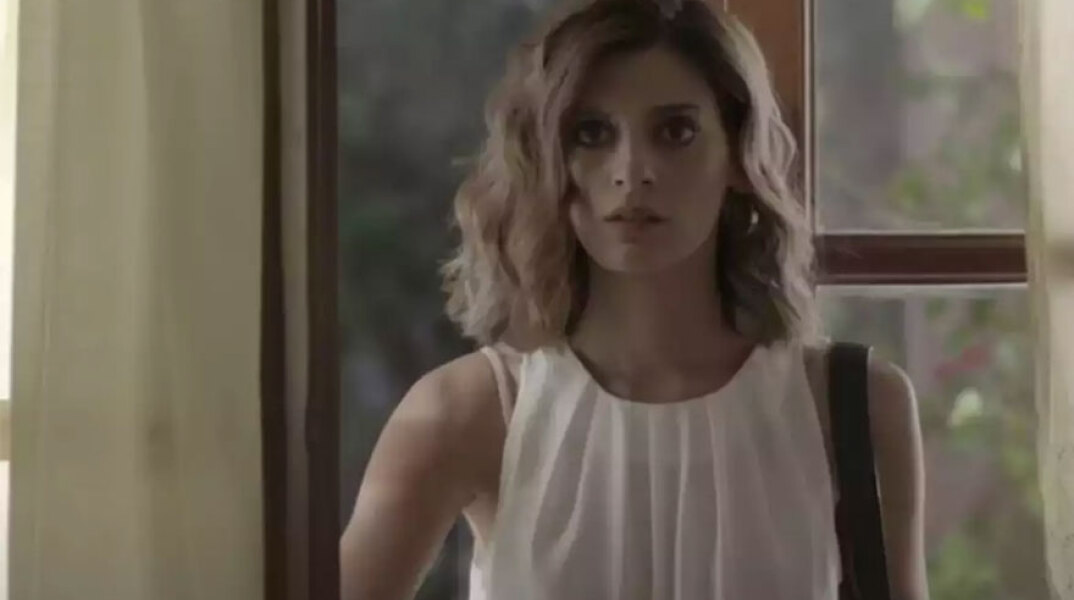 Η Αργυρώ στη σειρά «Σασμός» ερωτεύεται ξανά (σ.σ. όχι τον Αστέρη αυτήν τη φορά)