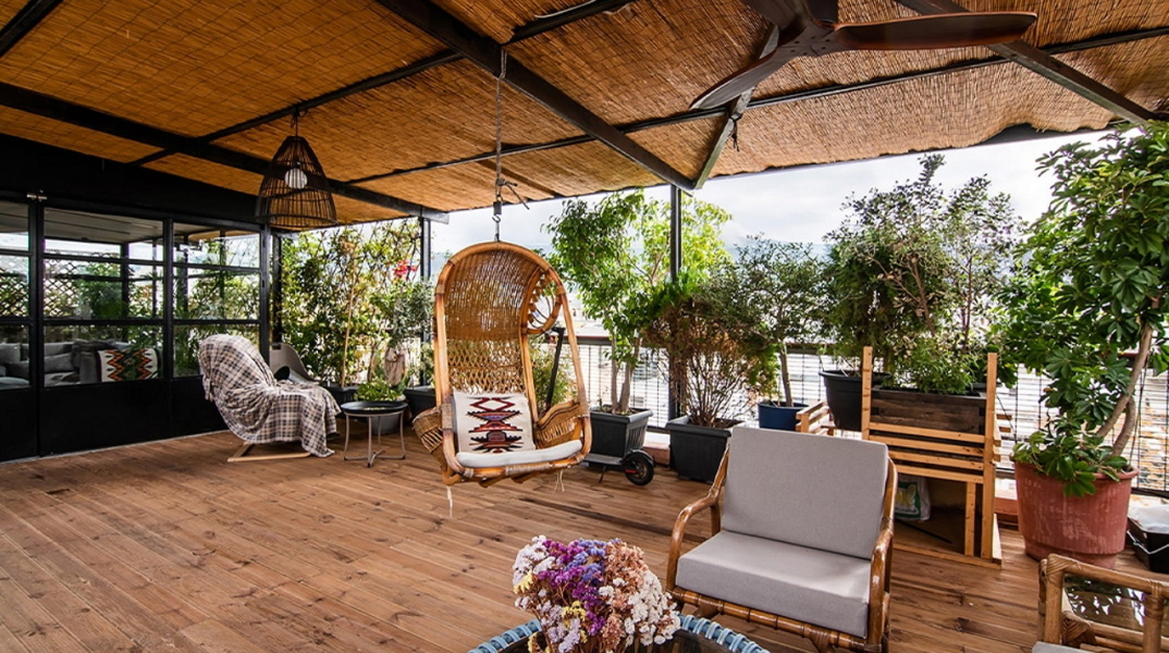 Φωτογραφία από πραγματική εγκατάσταση φωτοβολταϊκού και πέργκολας στο κέντρο της Αθήνας.