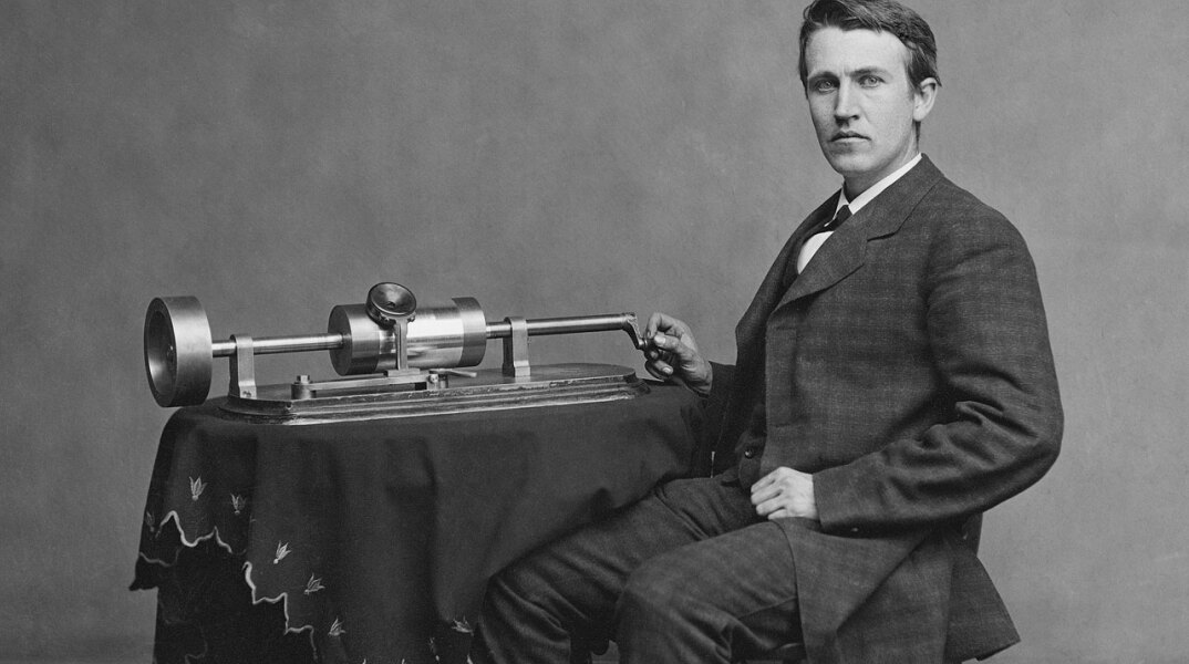 Ο εφευρέτης Τόμας Άλβα Έντισον φωτογραφίζεται δίπλα στην εφεύρεσή του, το φωνογράφο