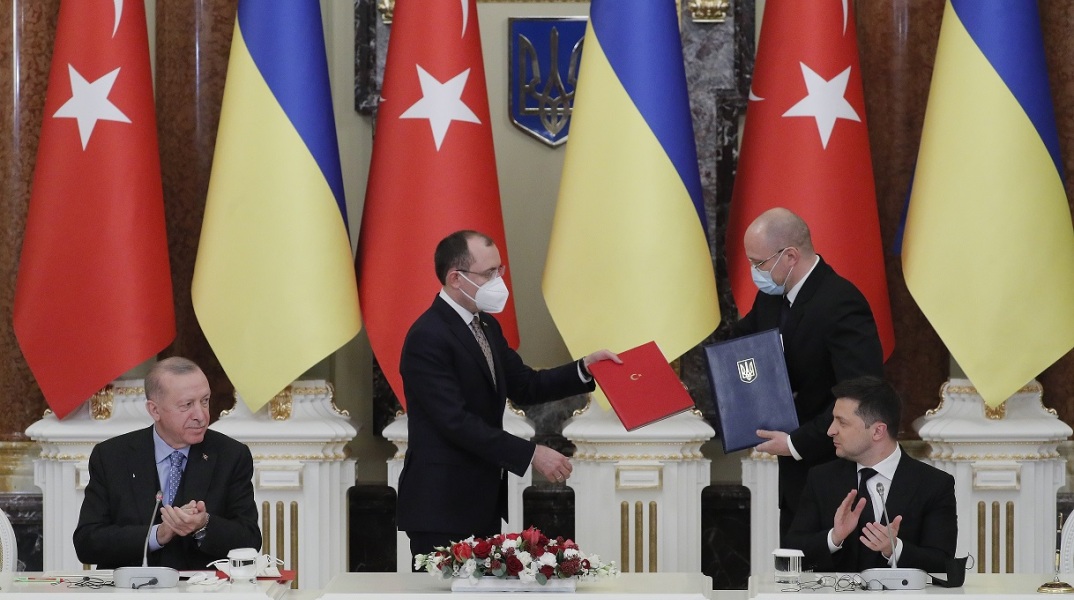 Ο Πρόεδρος της Ουκρανίας Volodymyr Zelensky και ο Τούρκος ομόλογός του Ρετζέπ Ταγίπ Ερντογάν παρευρίσκονται σε τελετή υπογραφής συμφωνιών πριν από την κοινή τους ενημέρωση μετά τις συνομιλίες τους στο Παλάτι Μαριίνσκι στο Κίεβο