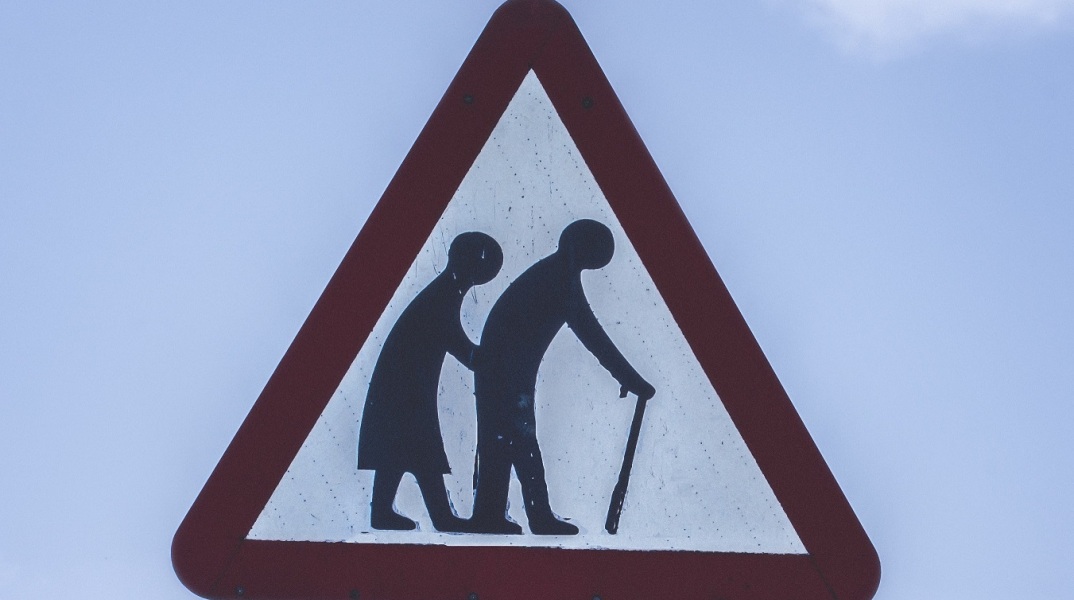 Πινακίδα που απεικονίζει ηλικιωμένες φιγούρες