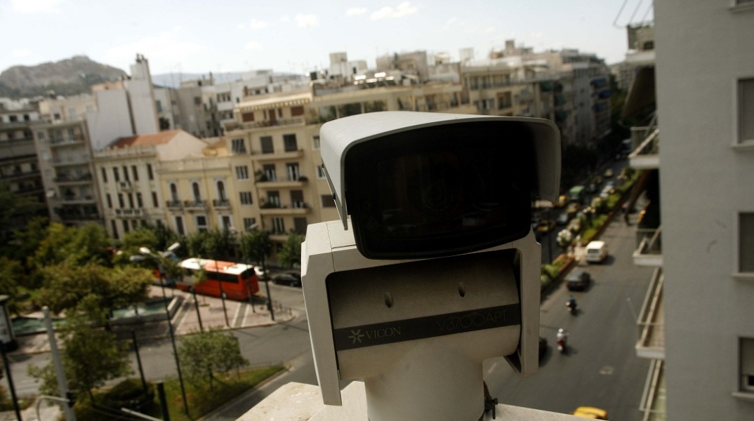 Κάμερα επίβλεψης της οδικής κυκλοφορίας είναι στραμένη προς τον δρόμο της Πατησίων 