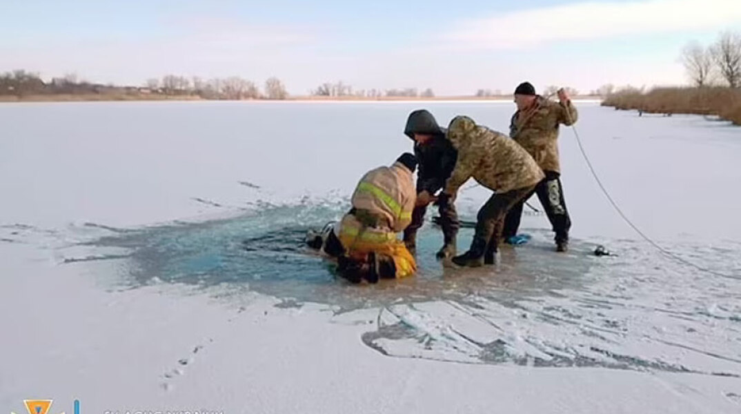 Δύτες στην Ουκρανία ανασύρουν νεκρό τον άνδρα που πνίγηκε μπροστά στη γυναίκα του, βουτώντας στον πάγο
