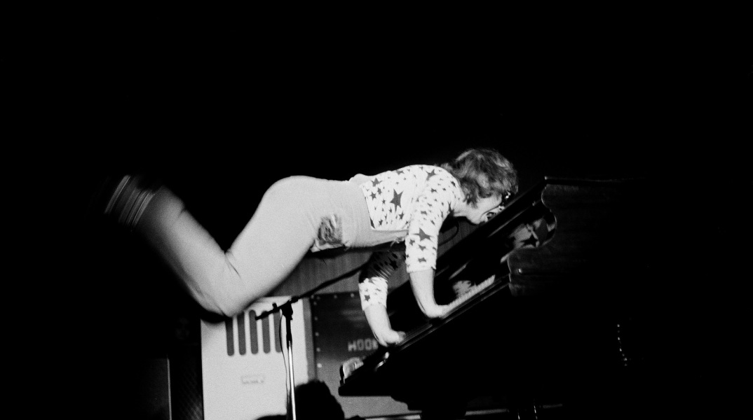 Ο Έλτον Τζον ορμά πάνω στο πιάνο του