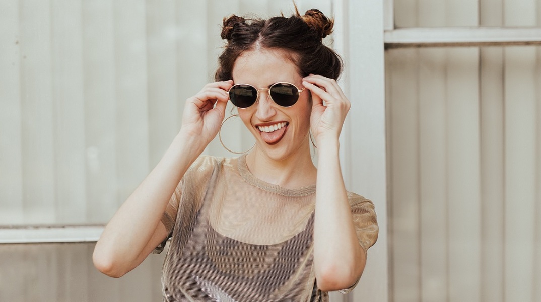 Ένα κορίτσι ποζάρει. 