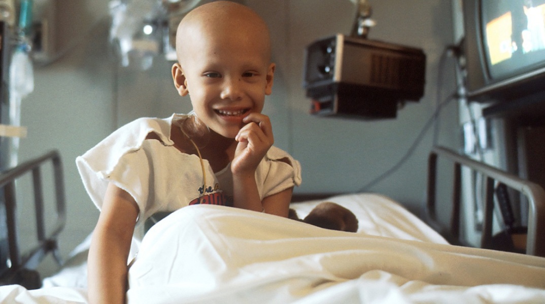 Ένα κορίτσι που έχει καρκίνο και βρίσκεται στο νοσοκομείο. 