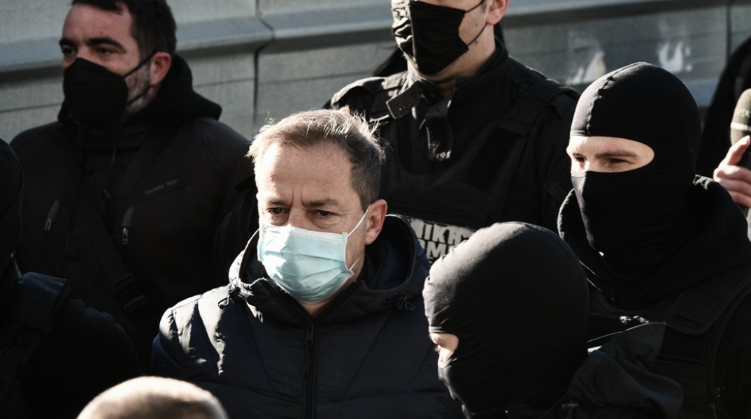 Ο Δημήτρης Λιγνάδης φτάνει στο δικαστήριο - Ξεκινά η δίκη για τους τέσσερις βιασμούς