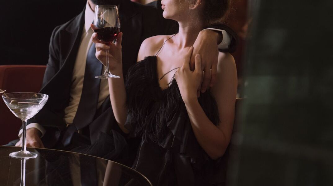 Ζευγάρι πίνει ποτό