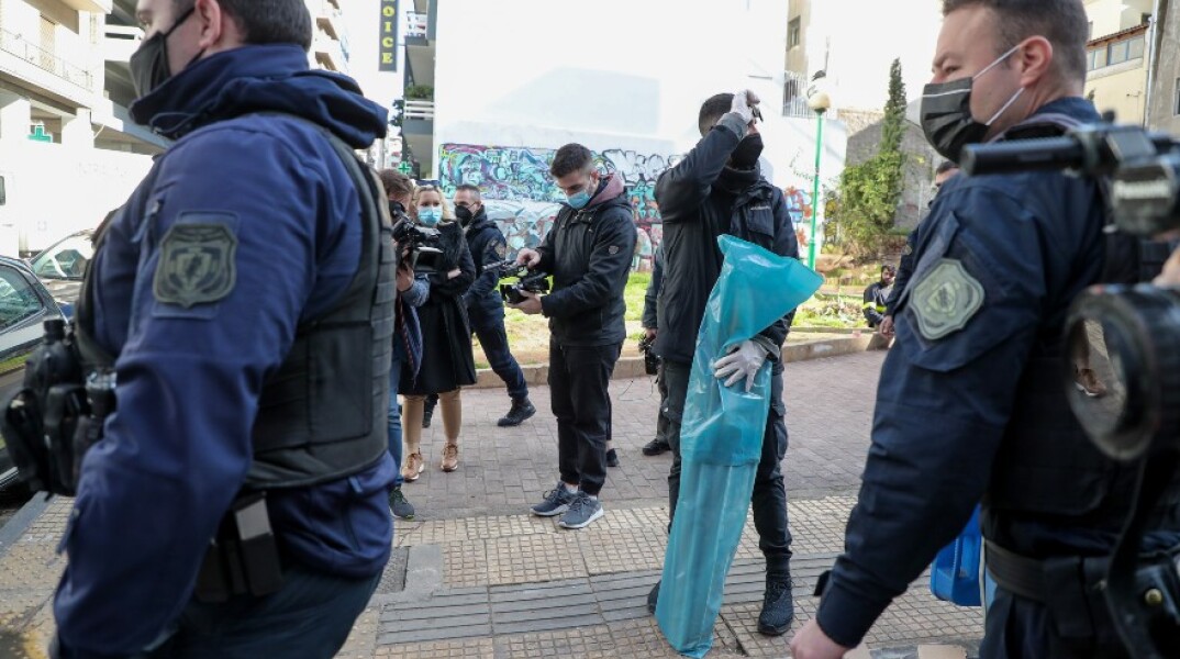 «Λουκέτα» σε συνδέσμους οπαδών στην Αττική έβαλε η Αστυνομία μετά την έφοδό της σε 15 κτίρια.